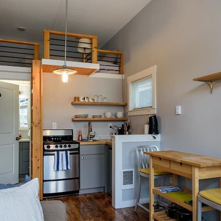 Tiny House By Kabino Mini Modern Tiny Home Heart Of Green Lake Pet Friendly Wifi Loft Up Ladder Plus Sleeper Sofa Seattle Eksteriør bilde