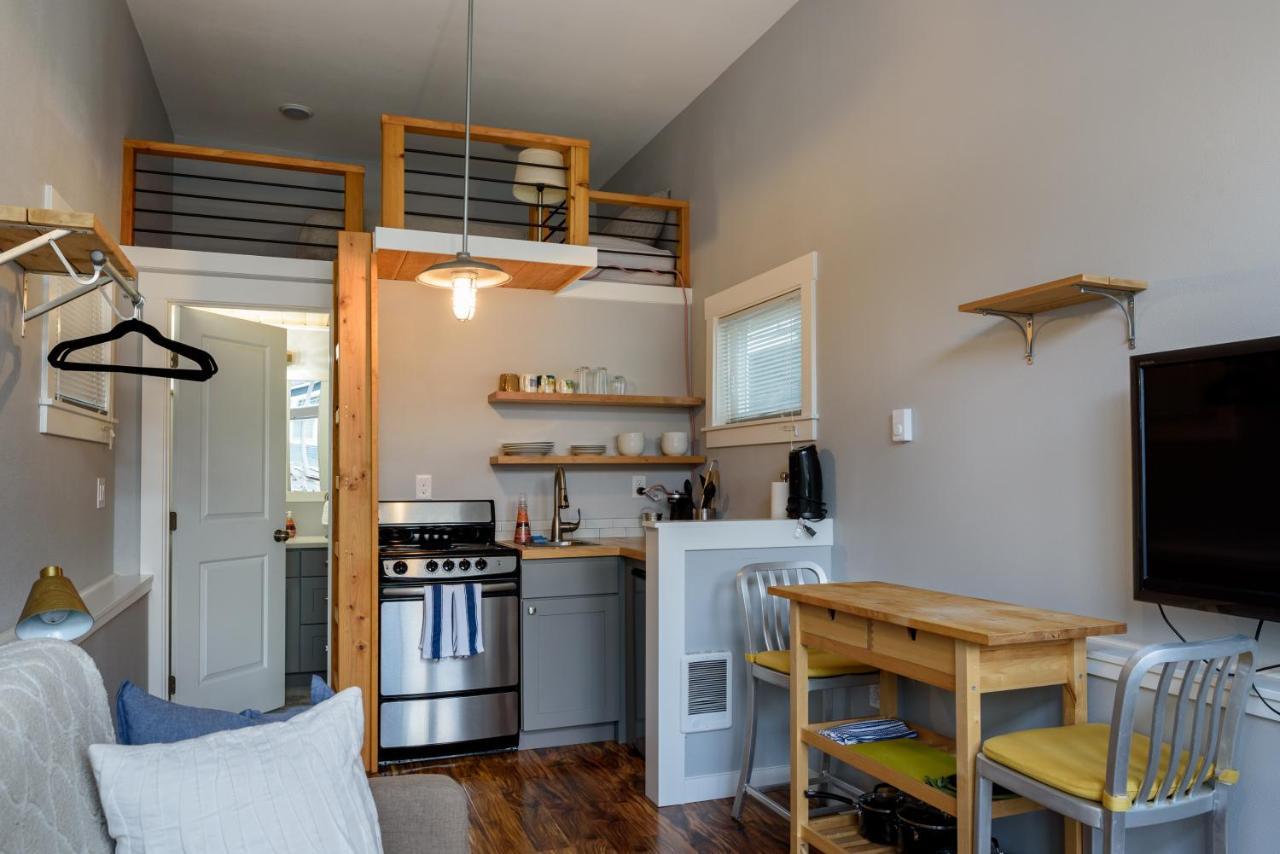 Tiny House By Kabino Mini Modern Tiny Home Heart Of Green Lake Pet Friendly Wifi Loft Up Ladder Plus Sleeper Sofa Seattle Eksteriør bilde