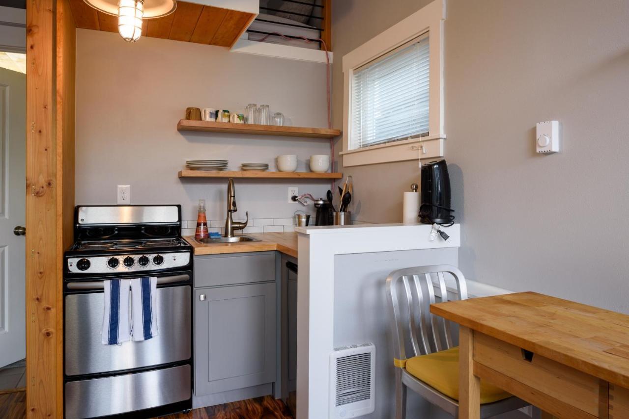 Tiny House By Kabino Mini Modern Tiny Home Heart Of Green Lake Pet Friendly Wifi Loft Up Ladder Plus Sleeper Sofa Seattle Eksteriør bilde