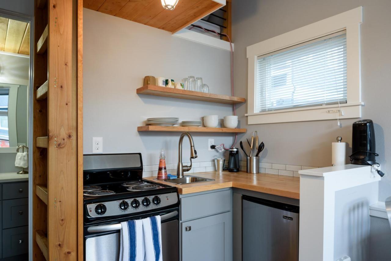 Tiny House By Kabino Mini Modern Tiny Home Heart Of Green Lake Pet Friendly Wifi Loft Up Ladder Plus Sleeper Sofa Seattle Eksteriør bilde