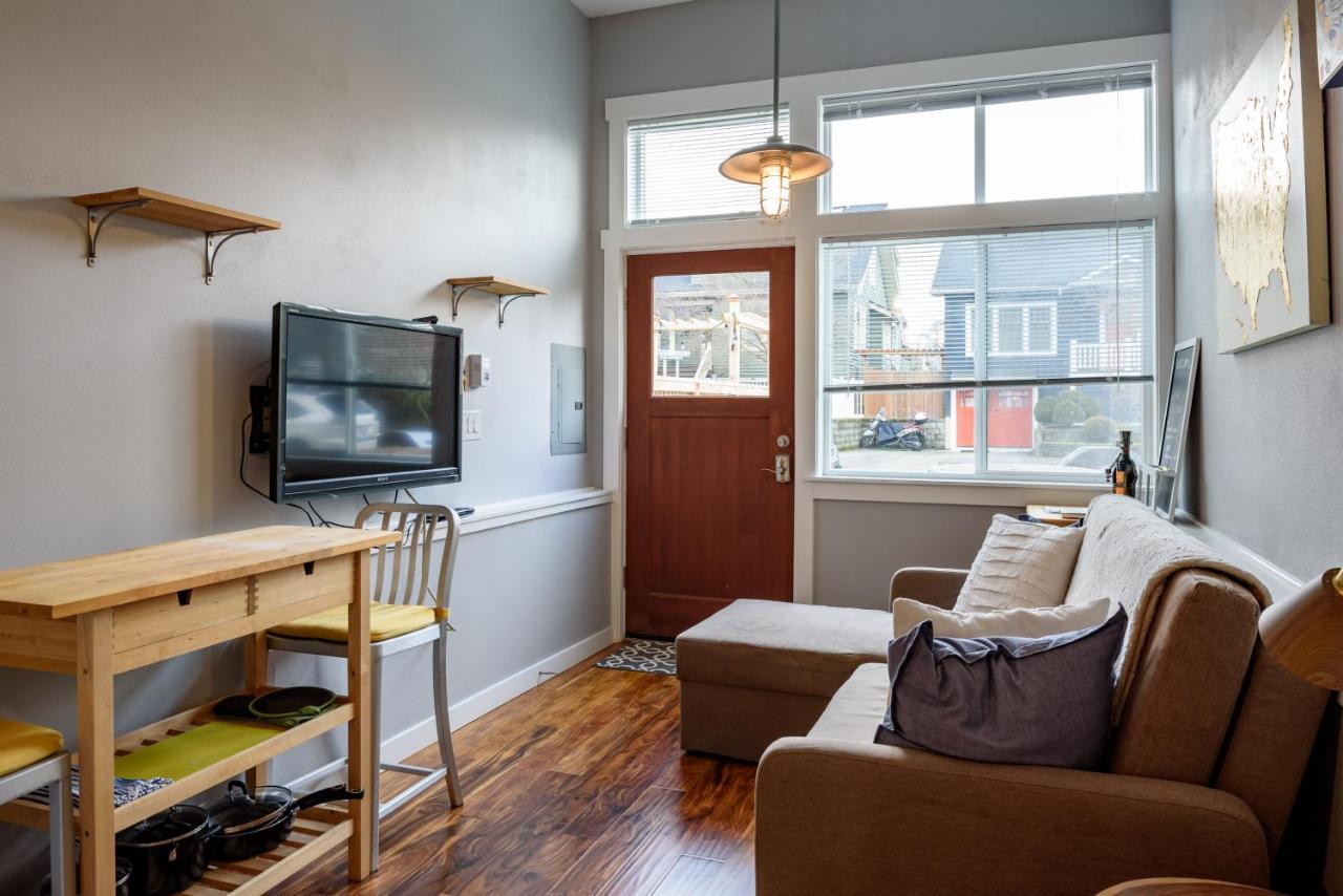 Tiny House By Kabino Mini Modern Tiny Home Heart Of Green Lake Pet Friendly Wifi Loft Up Ladder Plus Sleeper Sofa Seattle Eksteriør bilde