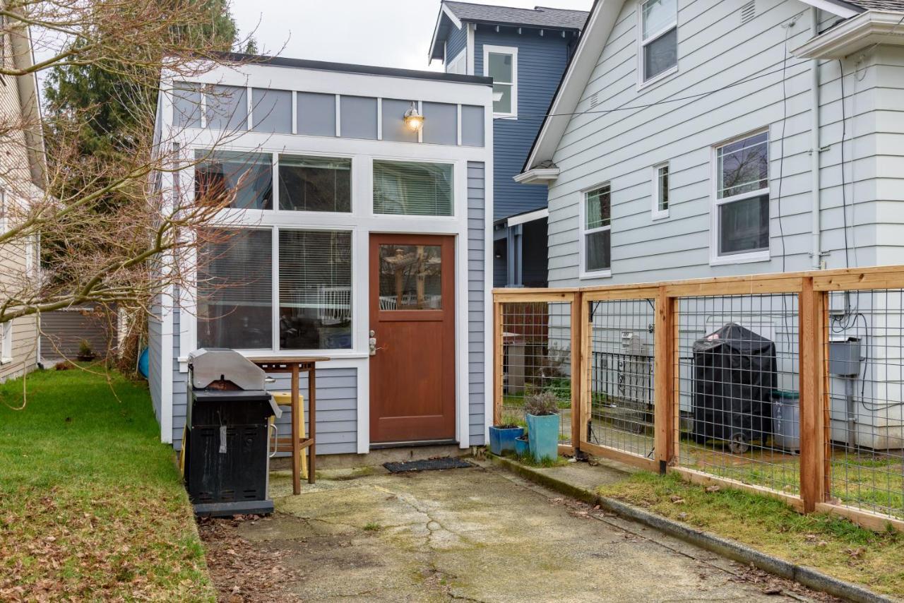 Tiny House By Kabino Mini Modern Tiny Home Heart Of Green Lake Pet Friendly Wifi Loft Up Ladder Plus Sleeper Sofa Seattle Eksteriør bilde