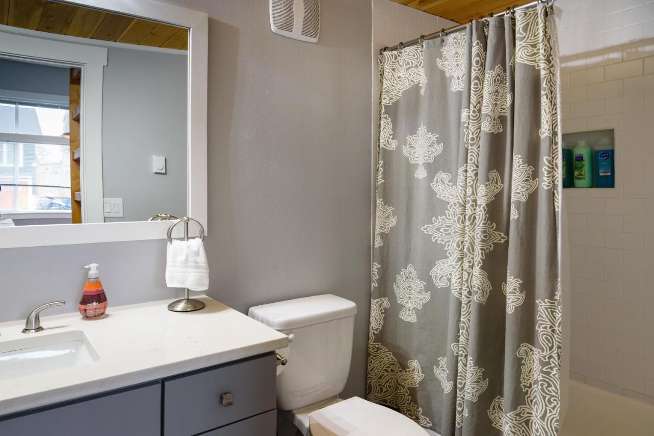 Tiny House By Kabino Mini Modern Tiny Home Heart Of Green Lake Pet Friendly Wifi Loft Up Ladder Plus Sleeper Sofa Seattle Eksteriør bilde