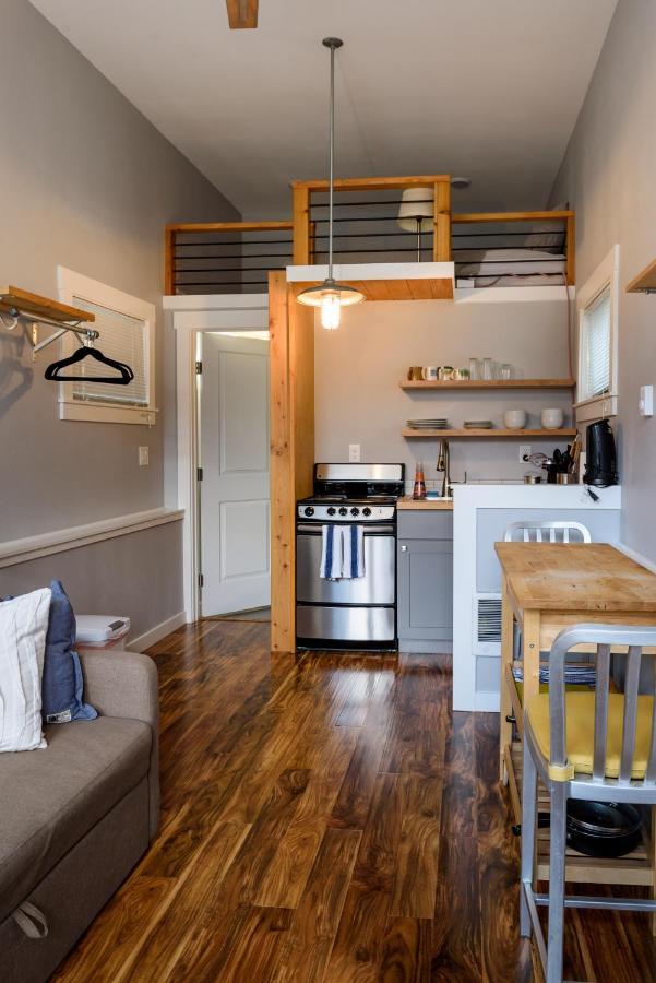 Tiny House By Kabino Mini Modern Tiny Home Heart Of Green Lake Pet Friendly Wifi Loft Up Ladder Plus Sleeper Sofa Seattle Eksteriør bilde